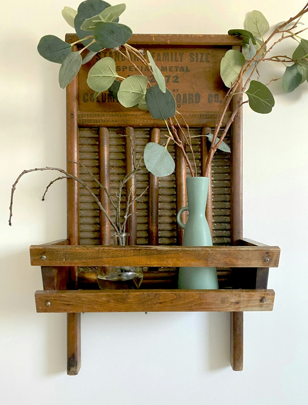 rack marrom de madeira montado na parede com planta verde