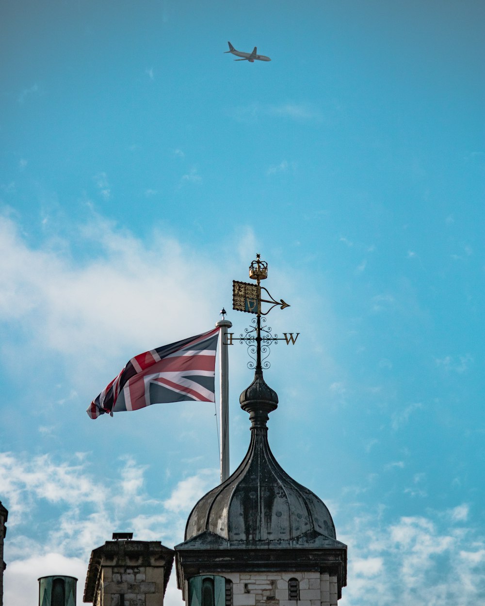 drapeau de nous a sur le dessus du bâtiment sous le ciel bleu pendant la journée