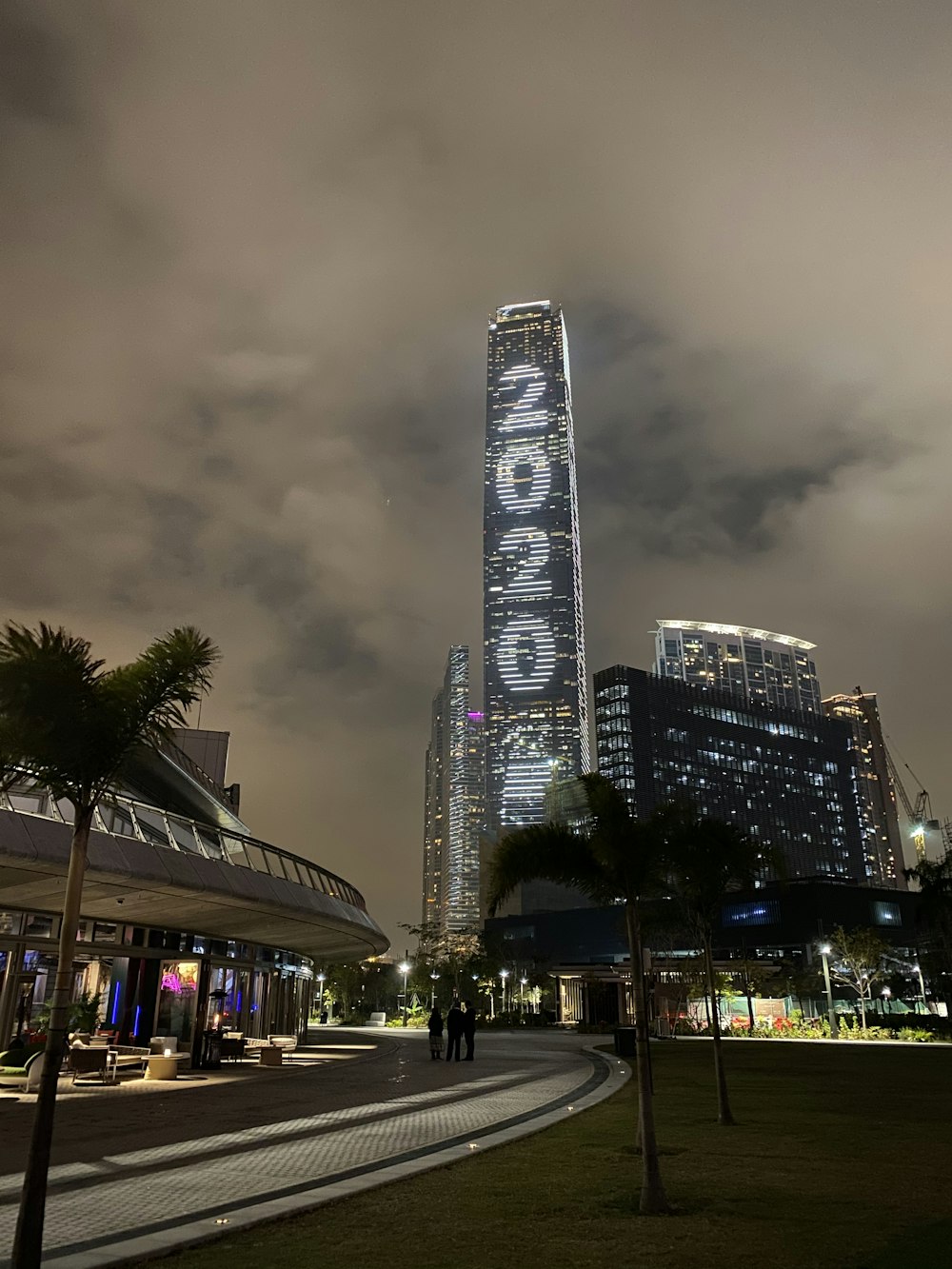 Un edificio molto alto nel mezzo di una città