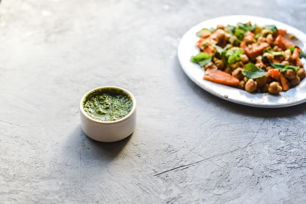 Soupe verte dans un bol en céramique blanche