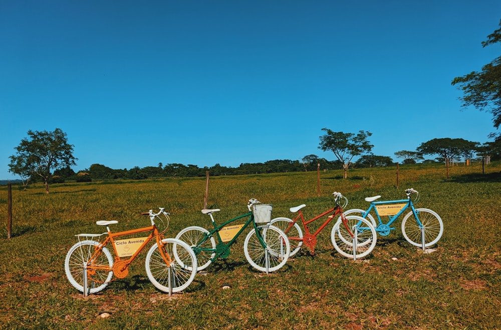 vélo de banlieue rouge et blanc sur un terrain d’herbe verte pendant la journée