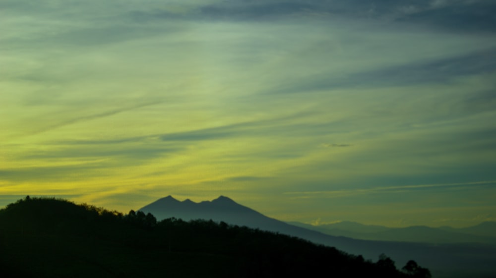 montagne verdi sotto nuvole bianche durante il giorno