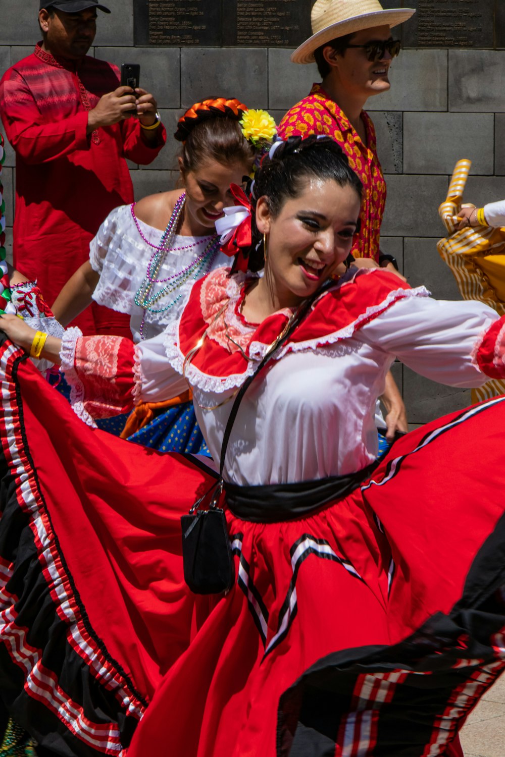 Mujer en vestido blanco y rojo sentada en silla roja