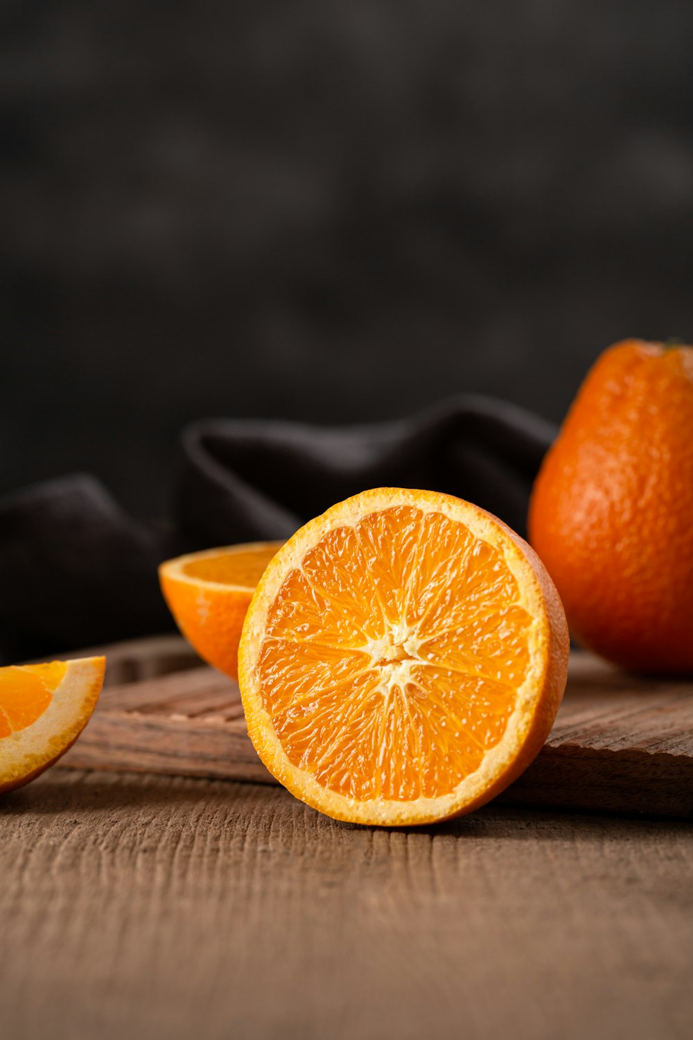 rodajas de fruta naranja sobre una mesa de madera marrón
