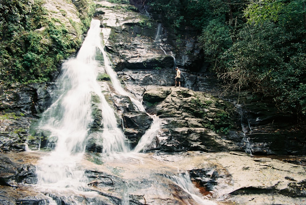 El agua cae en las Montañas Rocosas