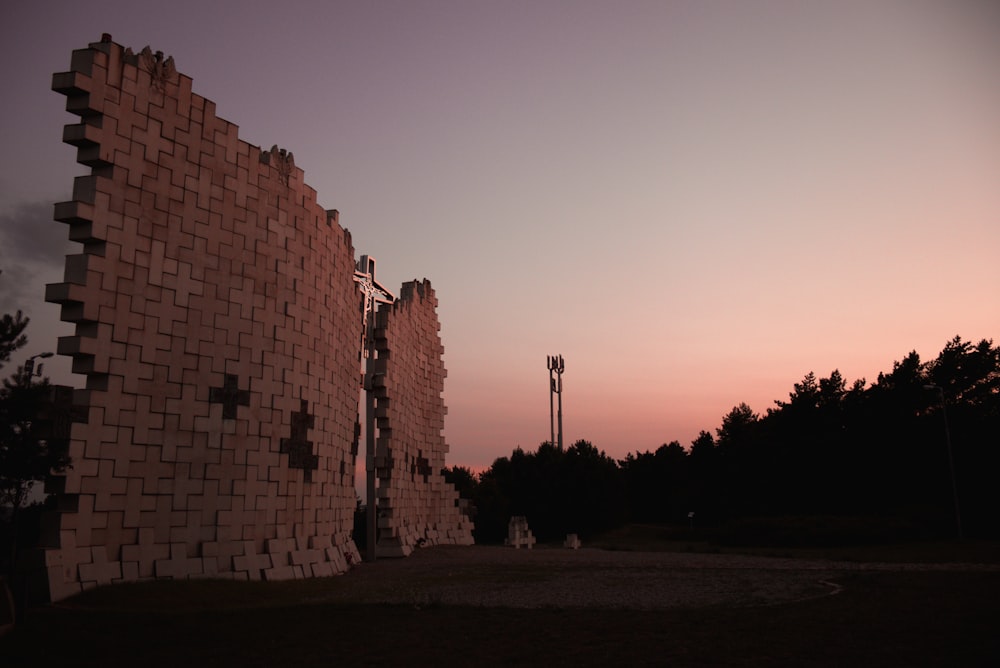 muro di mattoni marroni durante il tramonto