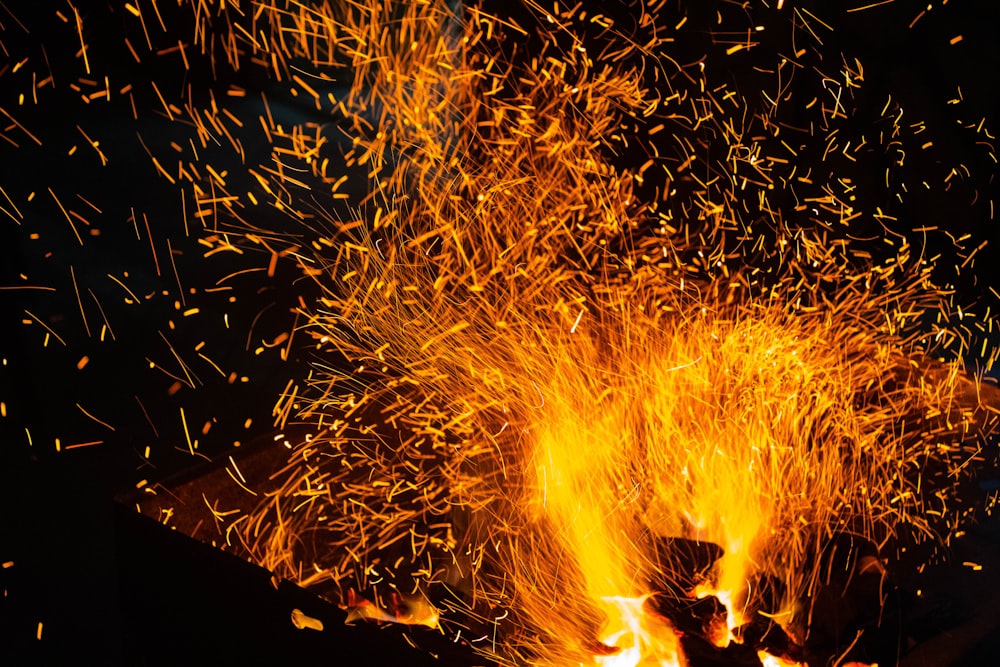 Zeitrafferaufnahmen von Feuerwerkskörpern bei Nacht