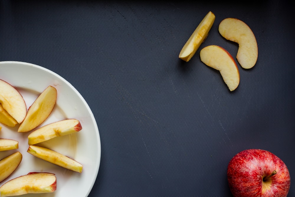 banane tranchée sur assiette en céramique blanche