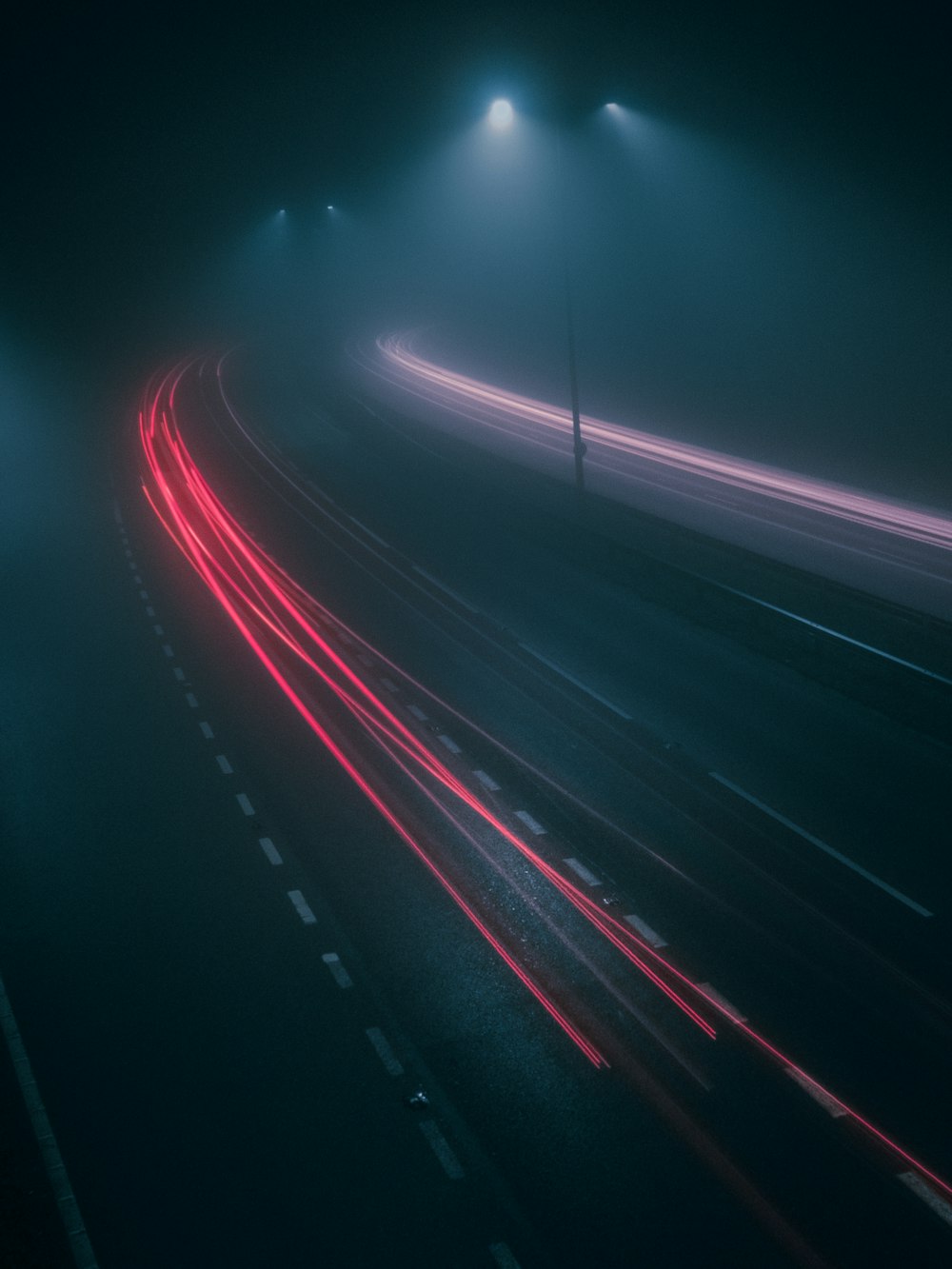 夜間の道路上の車のタイムラプス撮影