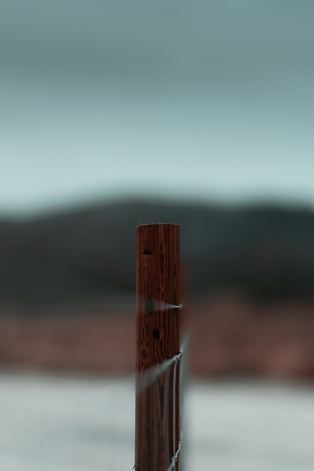 昼間の茶色の木製の柵