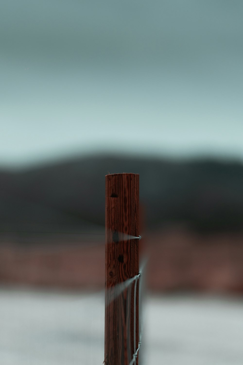 Clôture en bois marron pendant la journée