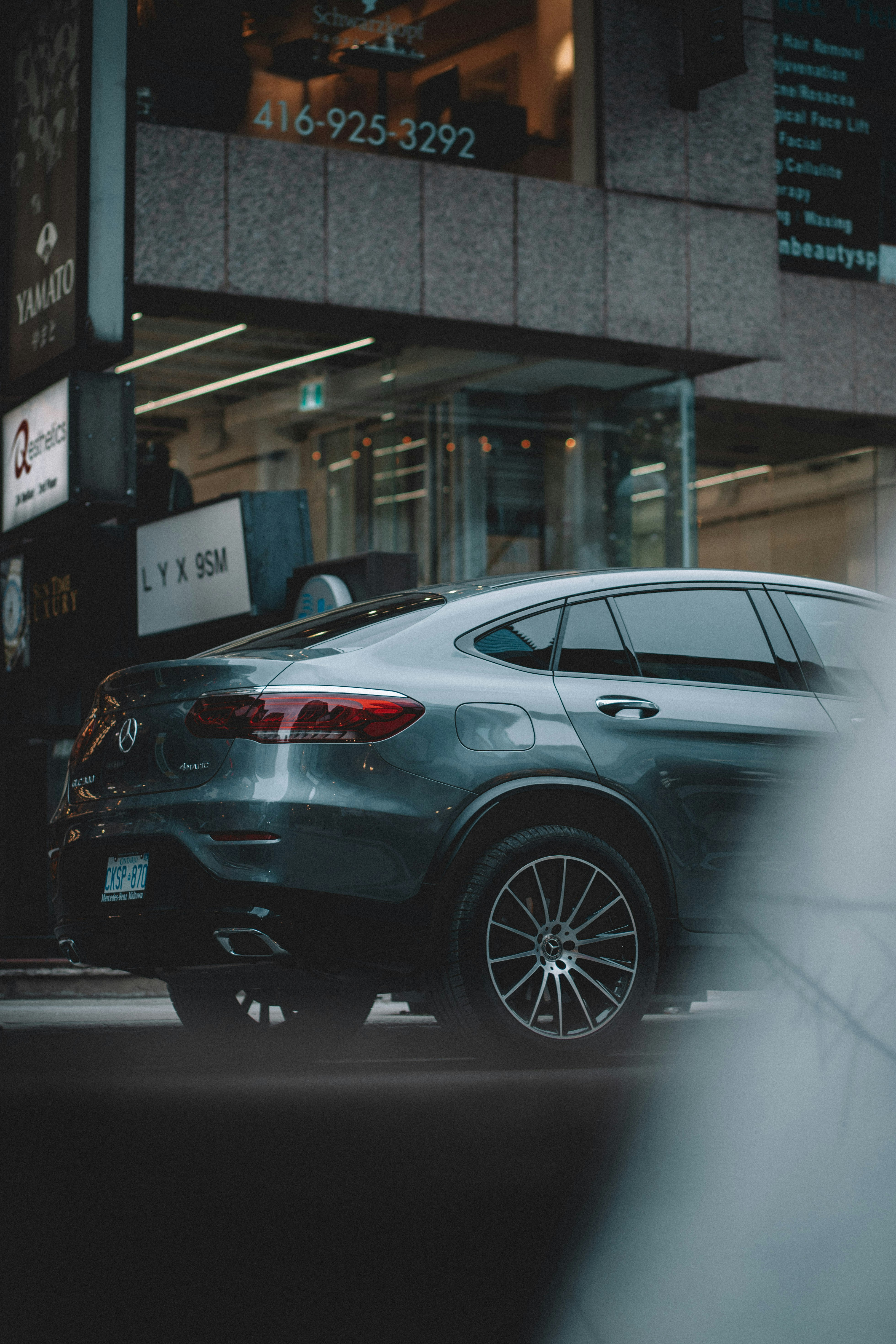 sedán negro en la carretera durante el día