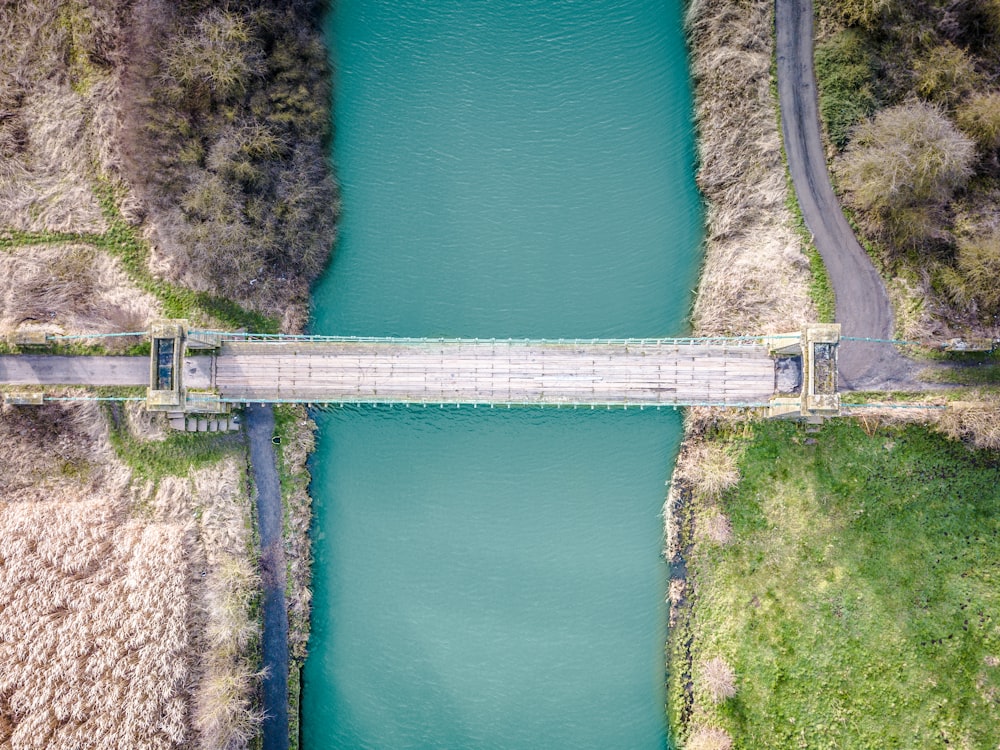 川に架かる橋の空中写真