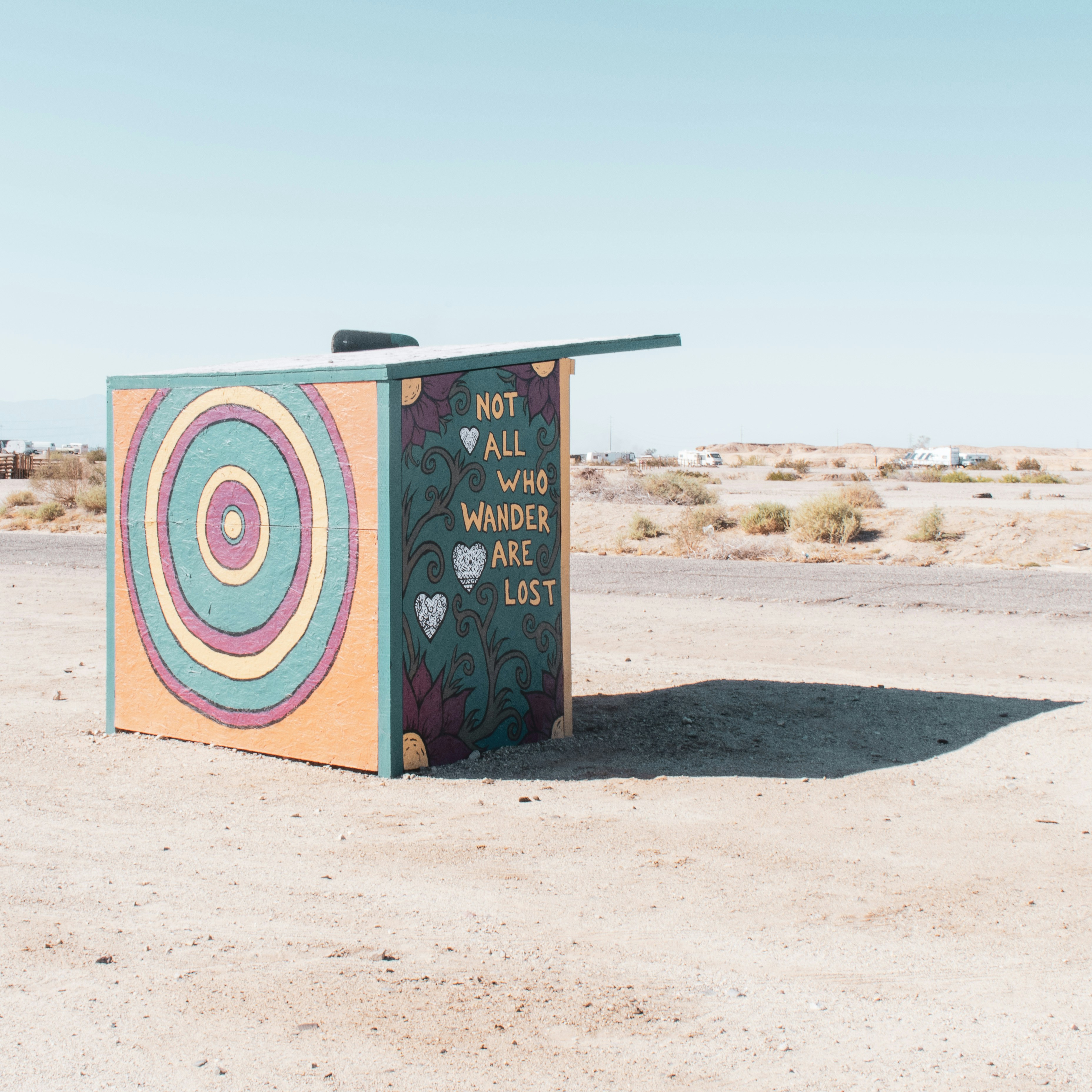 uma caixa colorida sentada no meio de um deserto