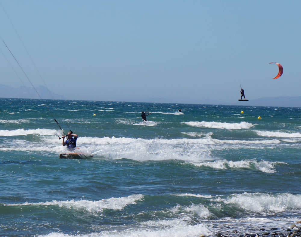 hombre surfeando en las olas del mar durante el día