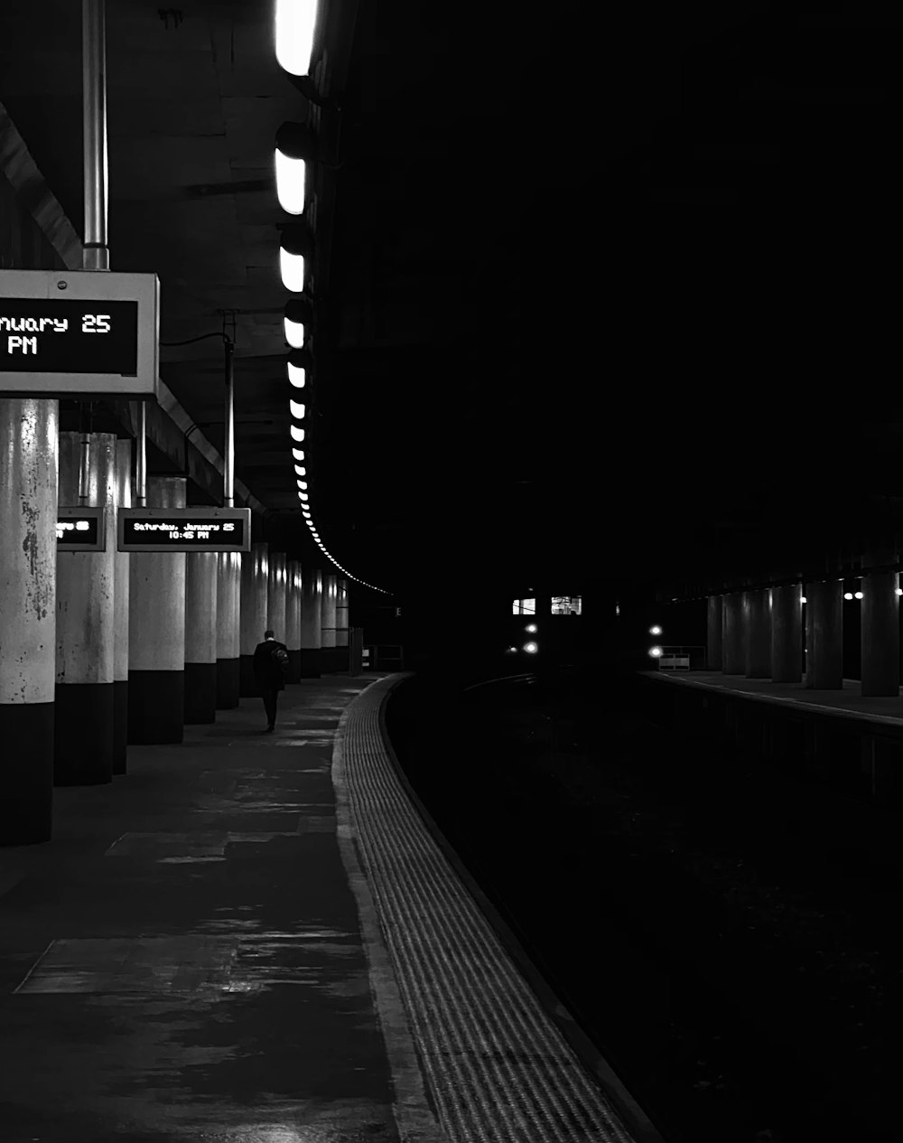 Foto en escala de grises de la estación de tren