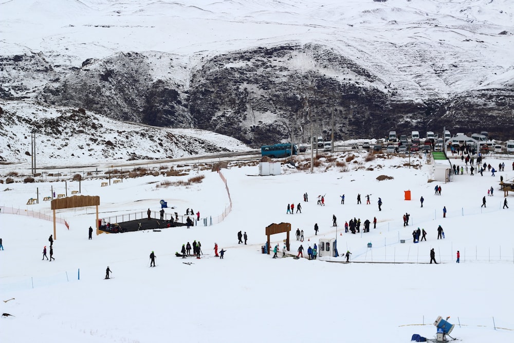 pessoas na montanha coberta de neve durante o dia
