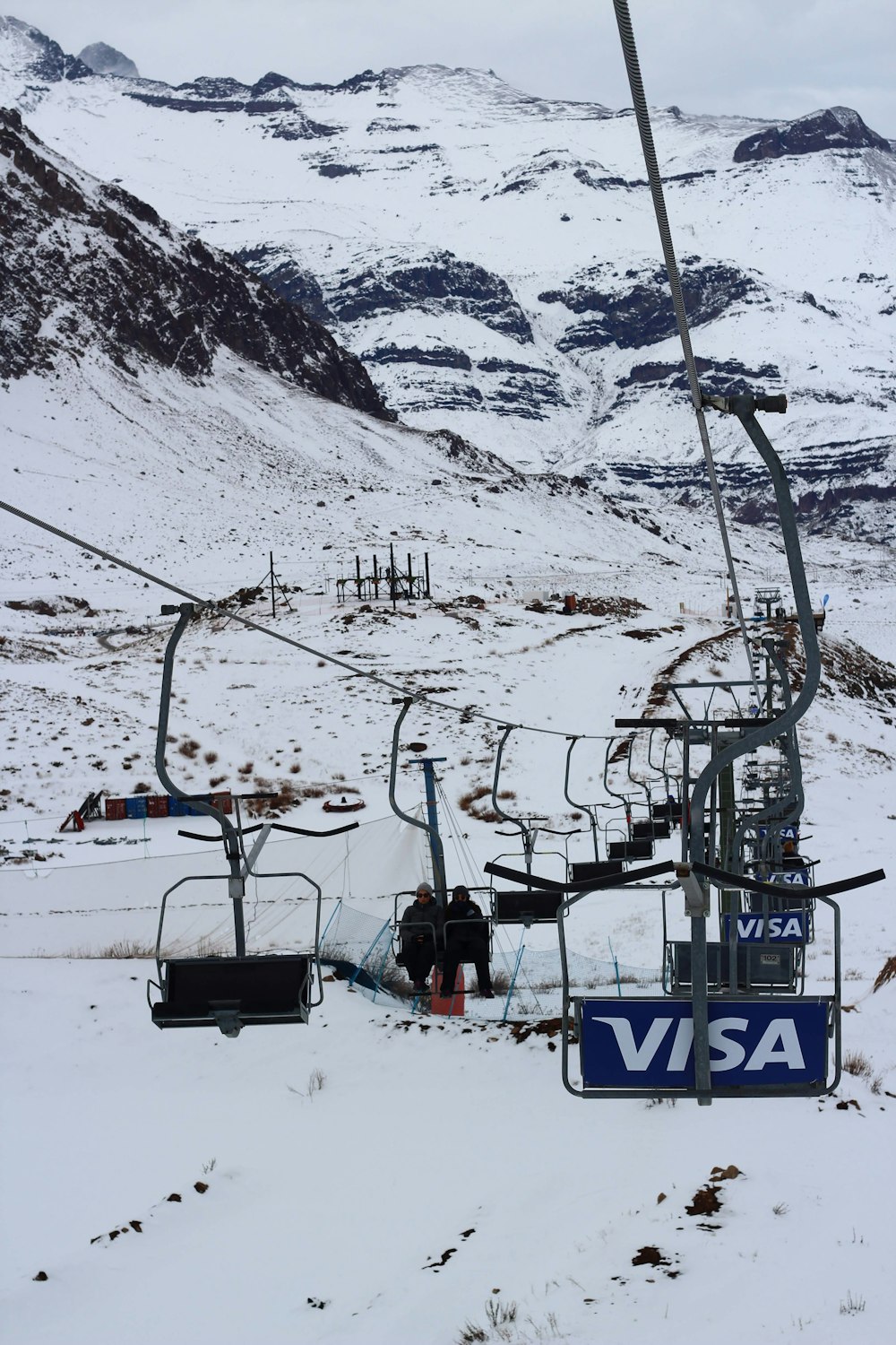 teleféricos sobre a montanha coberta de neve durante o dia