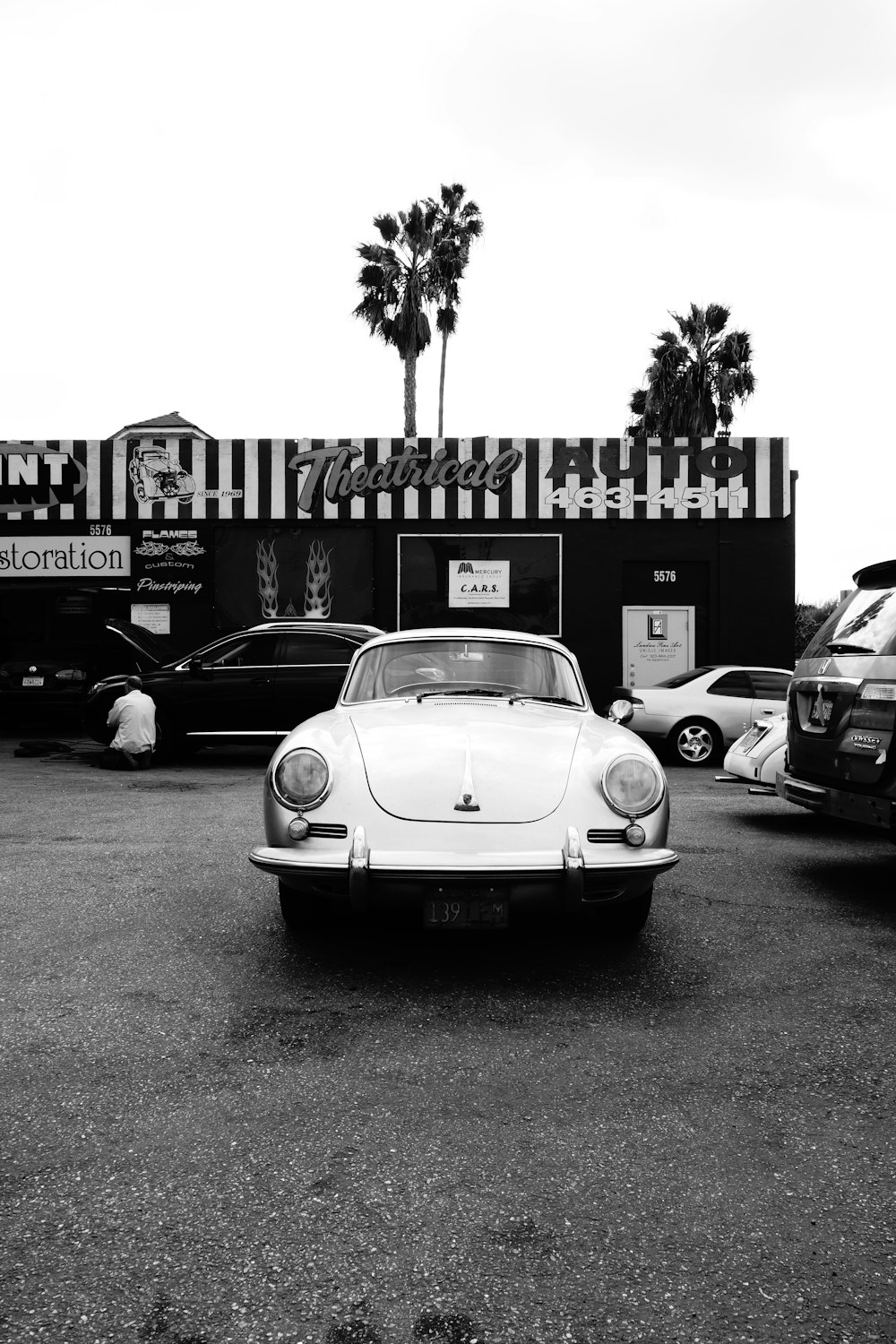 Una foto en blanco y negro de un automóvil en un estacionamiento