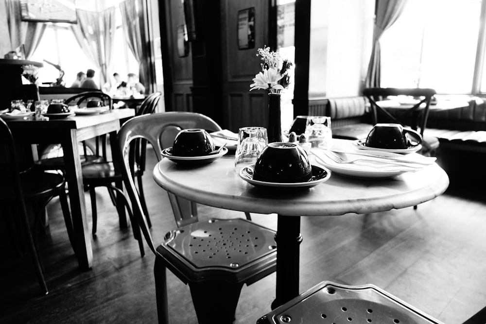 a black and white photo of a dining room