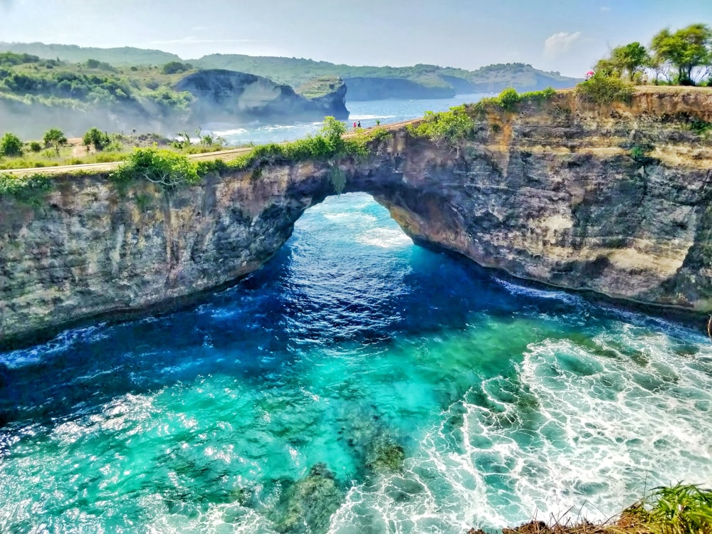 낮 동안 산 근처의 수역