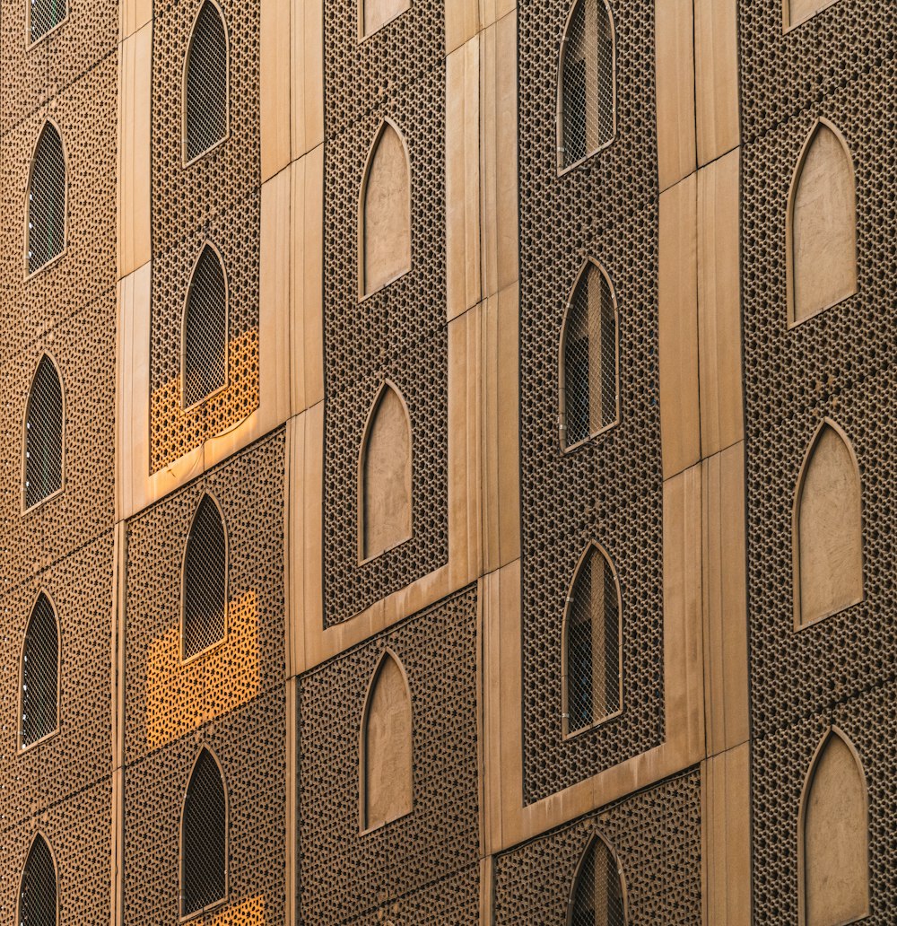 un grand bâtiment avec une horloge sur le côté