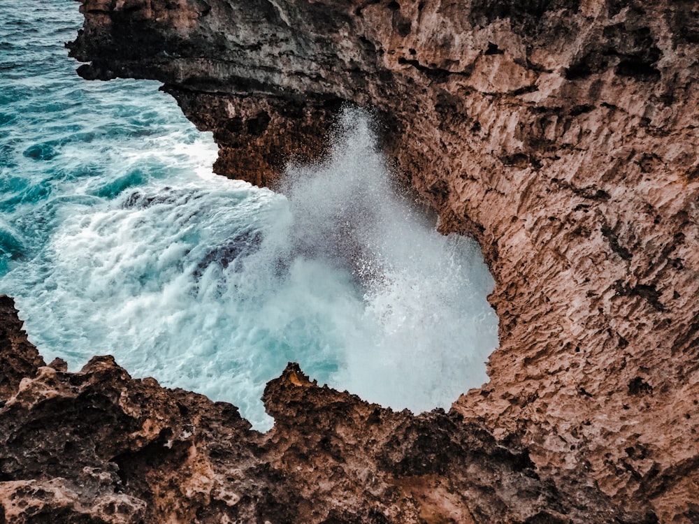 Un grande specchio d'acqua accanto a una scogliera rocciosa