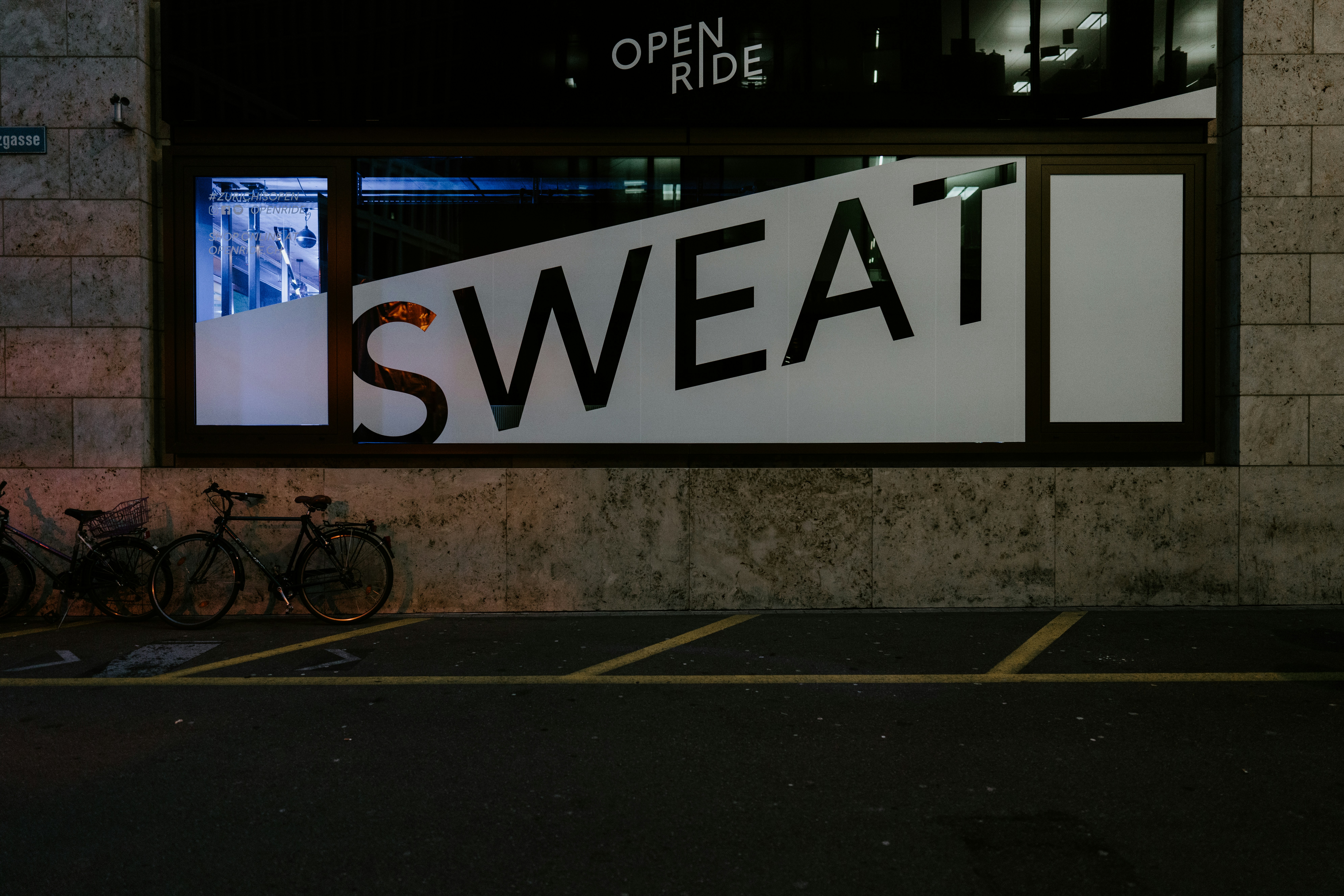 photo-1580115465930-65a797d14808?ixid=M3wxMjA3fDB8MXxzZWFyY2h8MTJ8fHN1Z2FyJTIwZGFkZHklMjB3ZWJzaXRlJTIwbG9uZG9ufGVufDB8fHx8MTc1NTU1OTQ0Nnww\u0026ixlib=rb-4.1.0