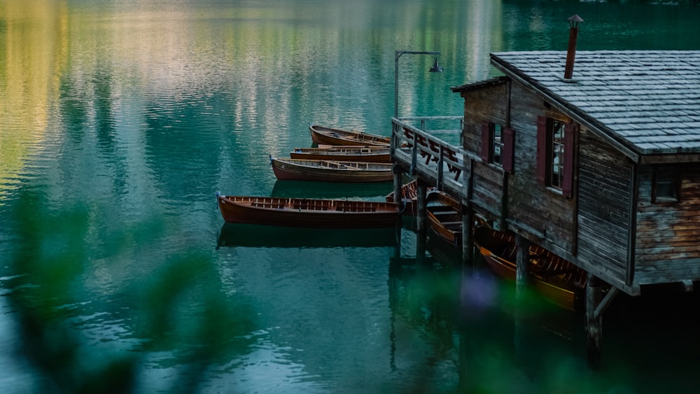 quelques bateaux assis dans l’eau