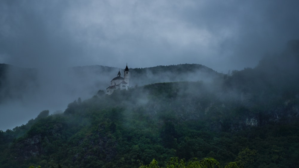 Una chiesa su una collina circondata dalla nebbia