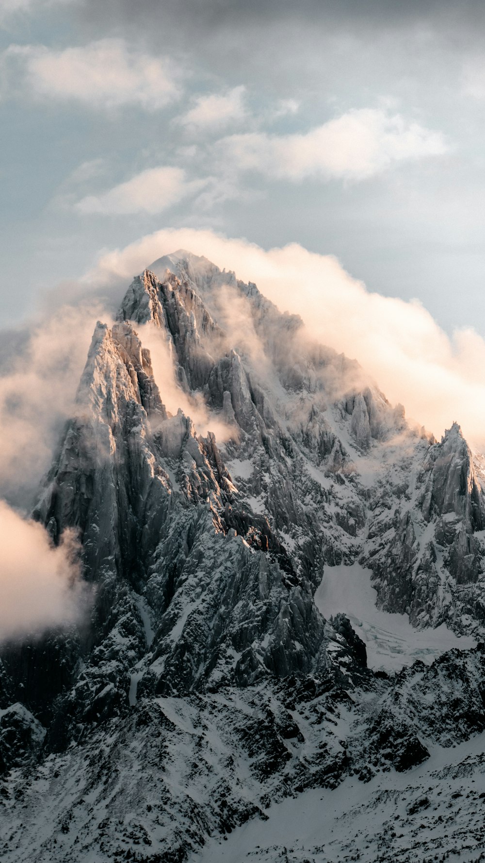 montanha coberta de neve durante o dia