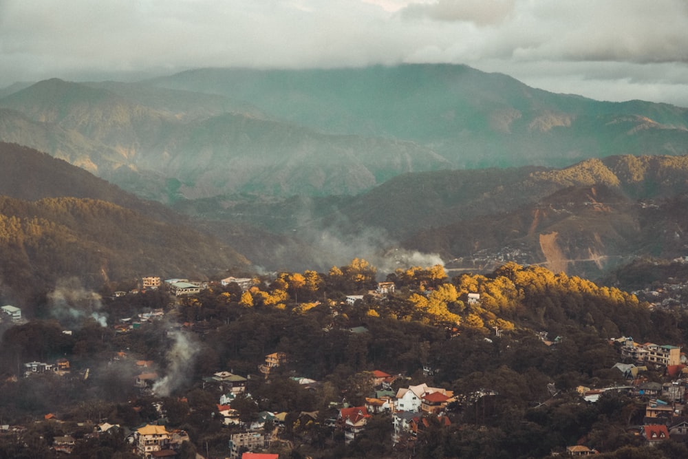 montanhas marrons e verdes sob nuvens brancas durante o dia