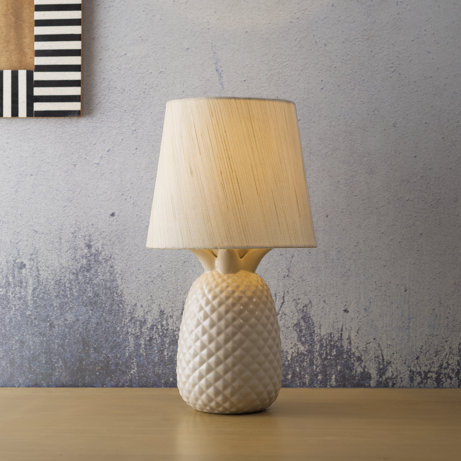 Lampe à poser moderne diffusant une lumière douce sur une table