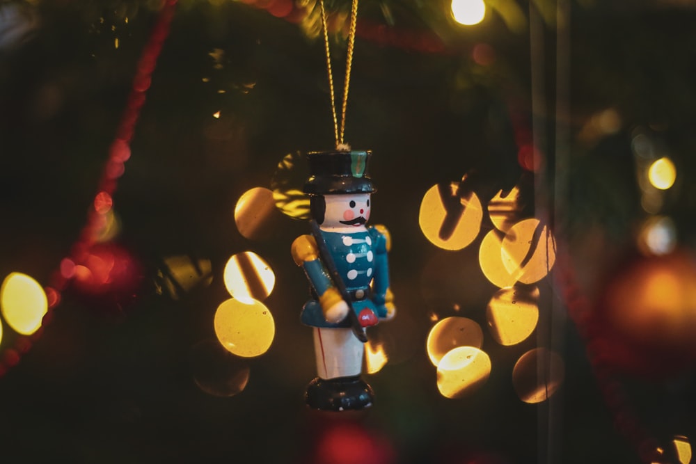 Um ornamento de quebra-nozes pendurado em uma árvore de Natal