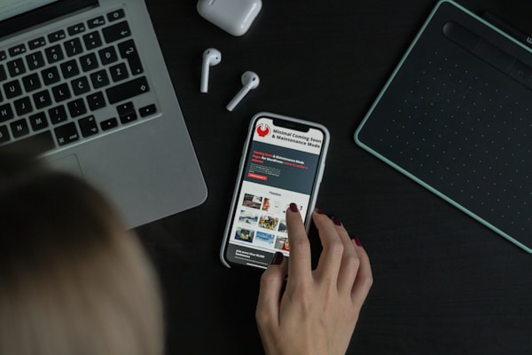 スマートフォンを操作する手元