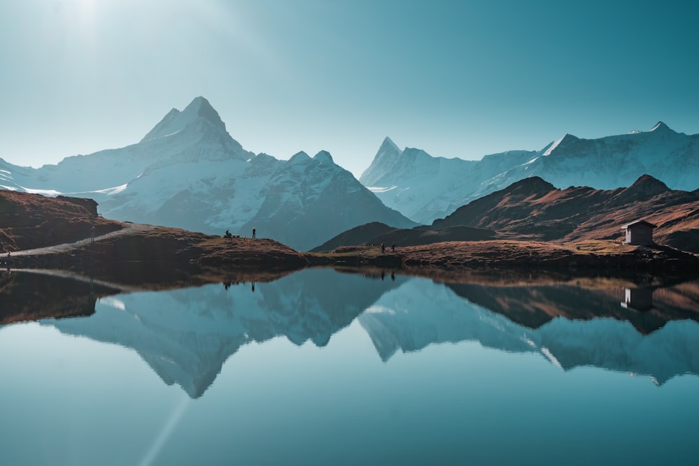 una cadena montañosa con un lago en primer plano