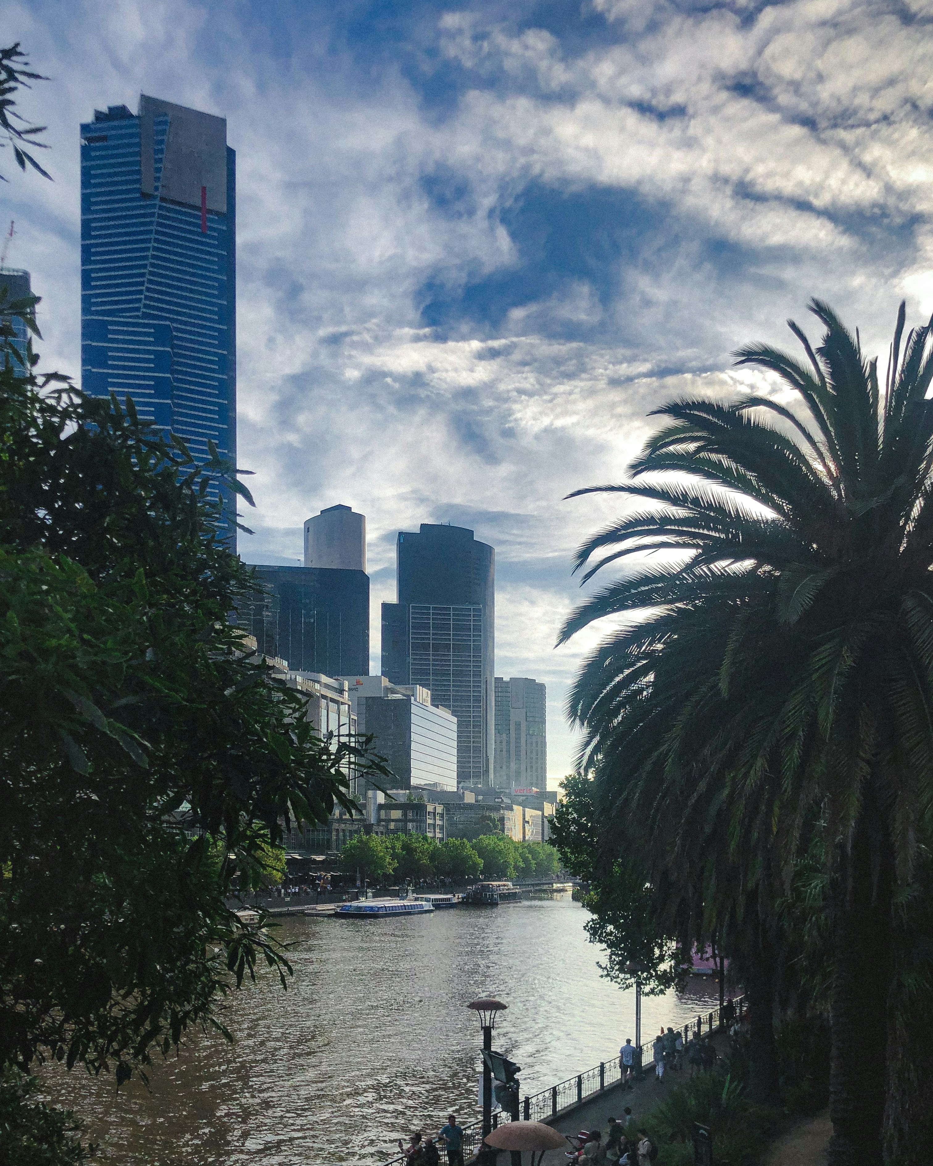 Un fiume che attraversa una città accanto a edifici alti