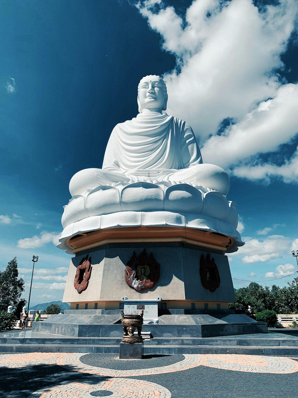 estátua de concreto branca sob o céu azul durante o dia