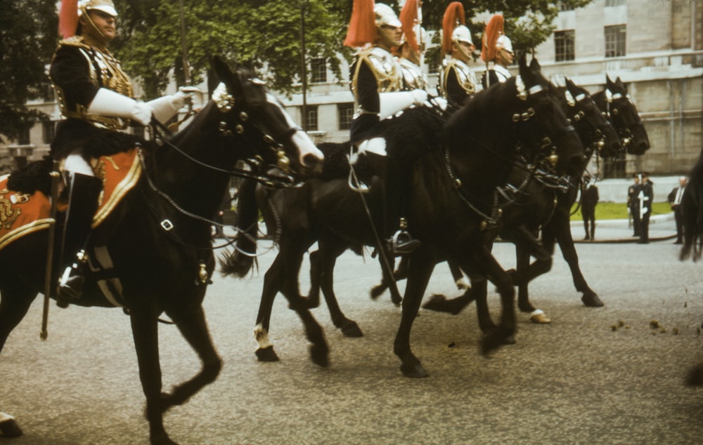 personnes à cheval pendant la journée