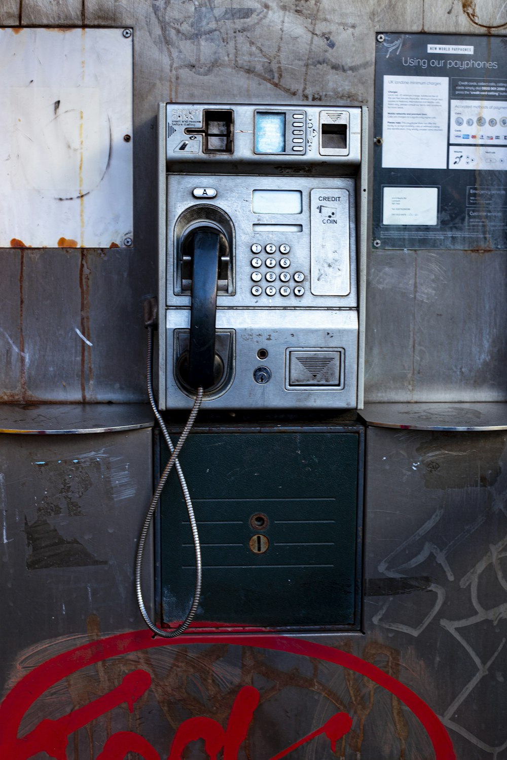 Schwarzes Telefon auf schwarzem Holztisch