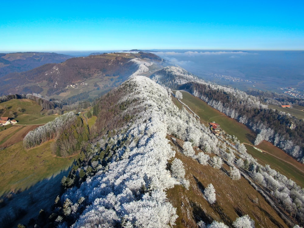 montagna rocciosa grigia sotto il cielo blu durante il giorno