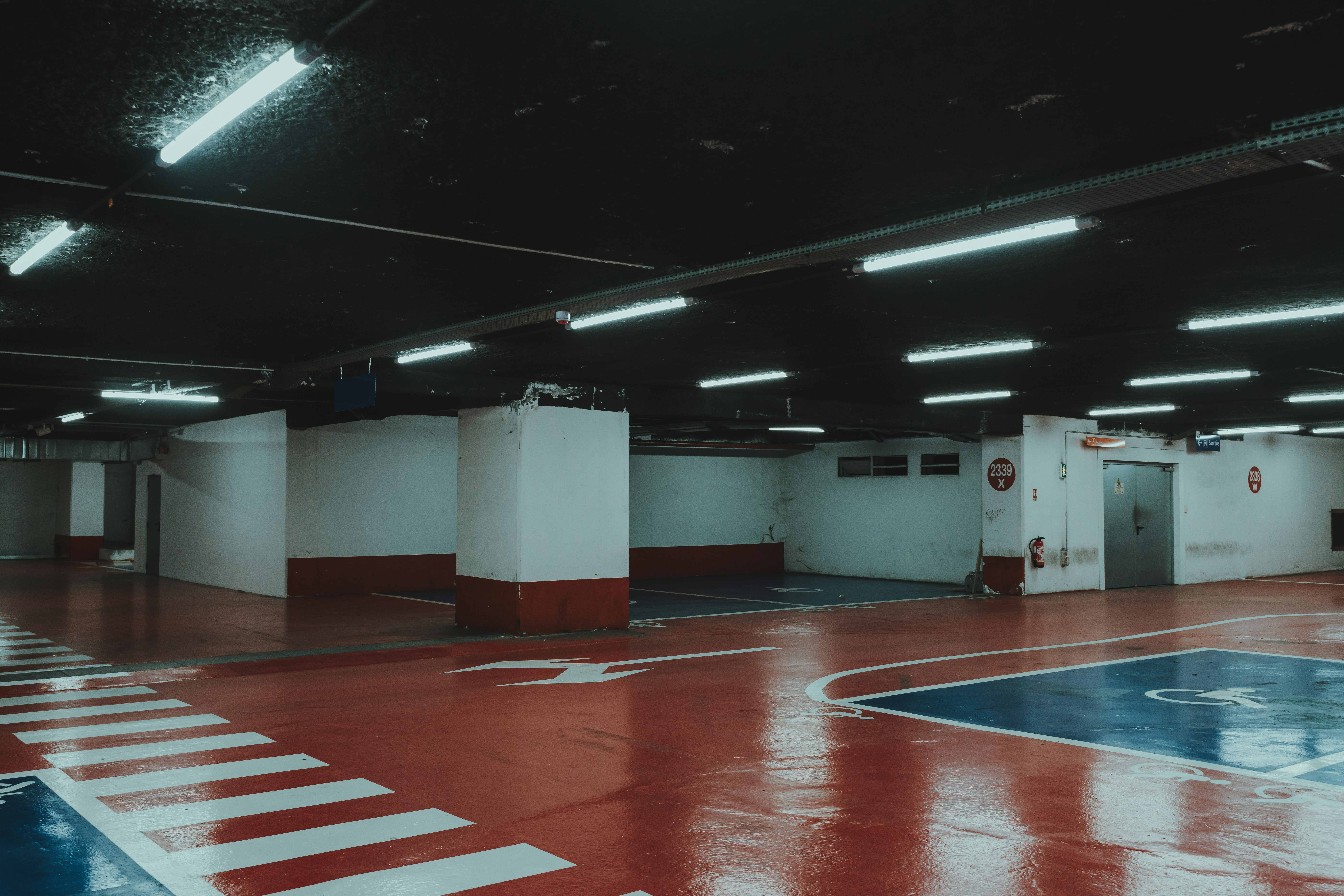 Epoxy Floor vs. Polyaspartic Garage Floors: Understanding the Differences