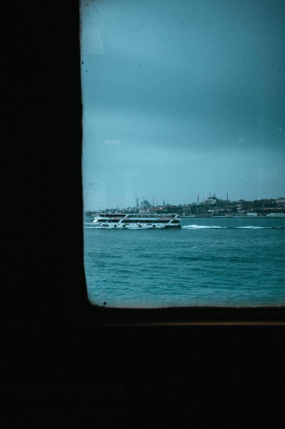 bateau blanc sur la mer pendant la journée