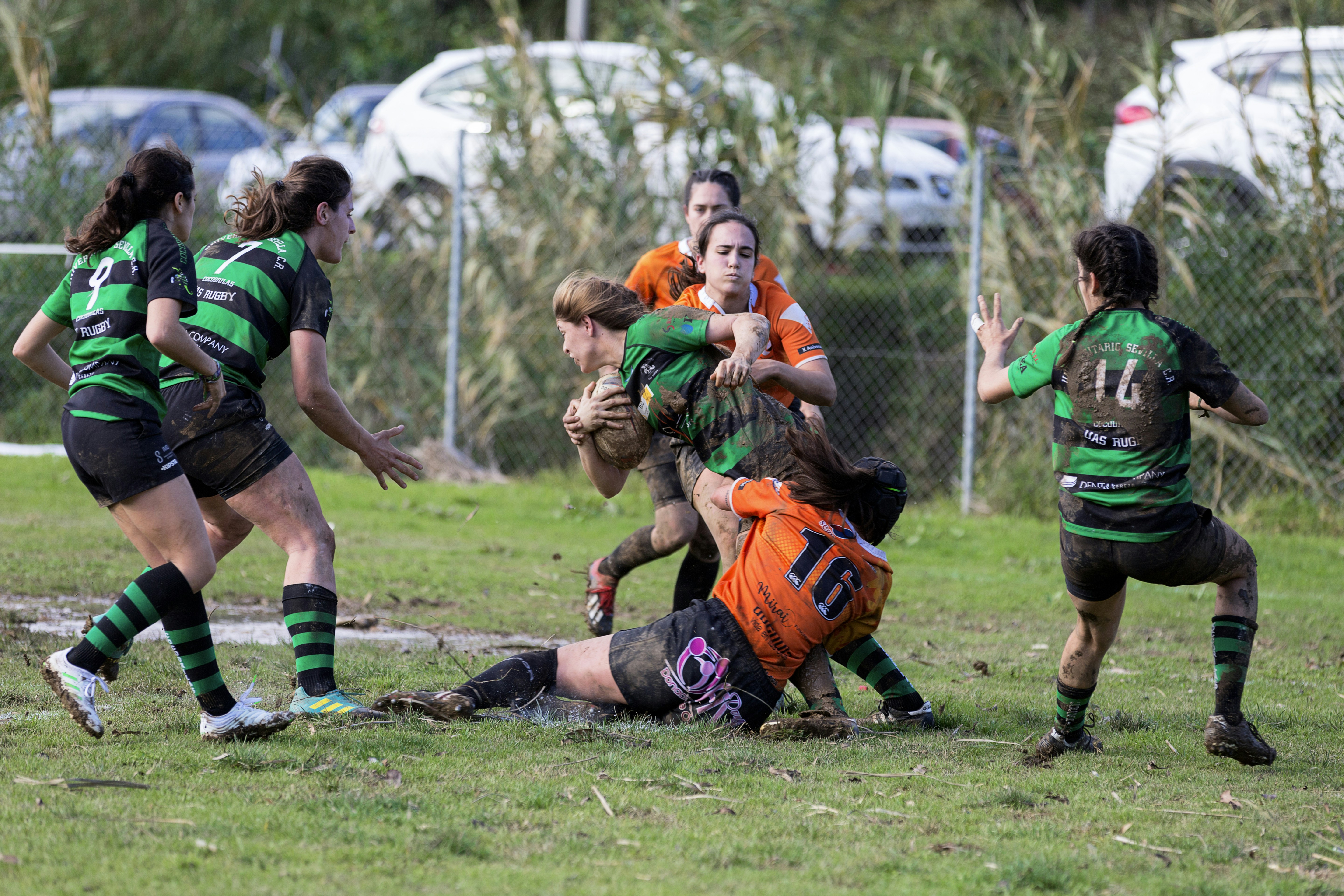 Un momento del partido de rugby femenino jugado el 26-01-2020 en el campo Bahia's Park de Marbella entre los equipos Rugby Falcultad de Económicas de Málaga y el UAS Universitadrio Sevilla CR - Cocodrilas Rugby. Debido a la intensidad de la lluvia caida durante la última semana había charcos en algunas zonas del campo y el consiguiente barro.