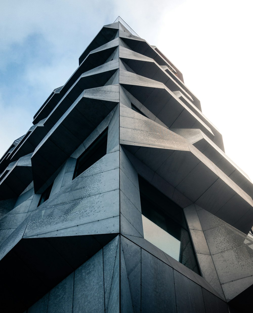 bâtiment en béton gris pendant la journée