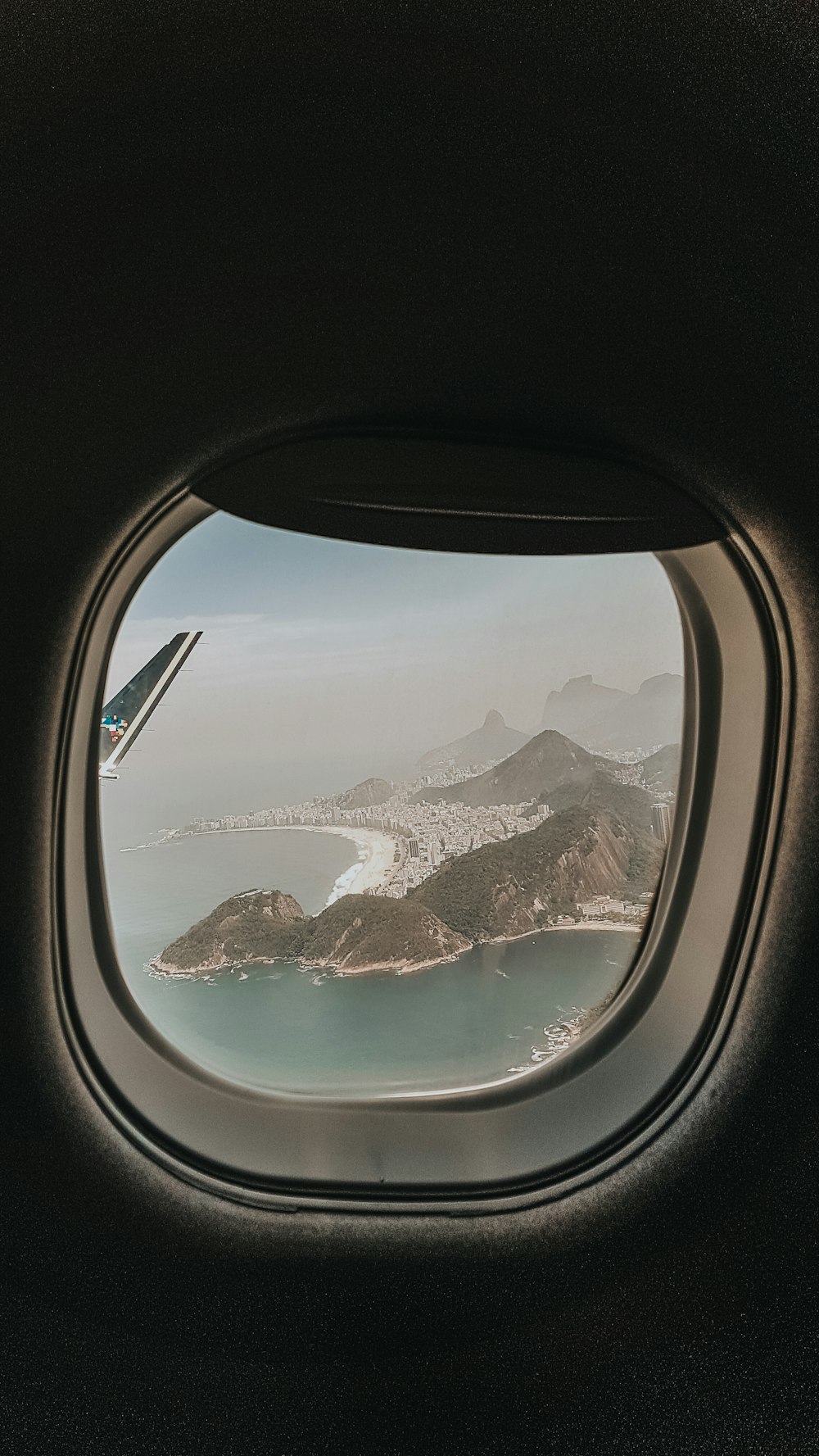 Vista aérea del lago y las montañas durante el día