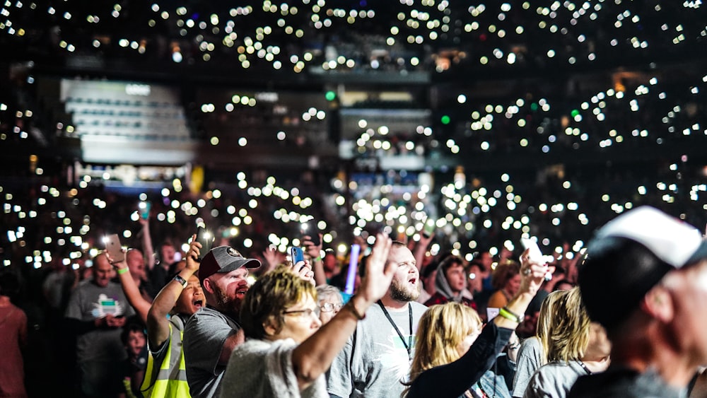 Gente reunida en un concierto durante la noche