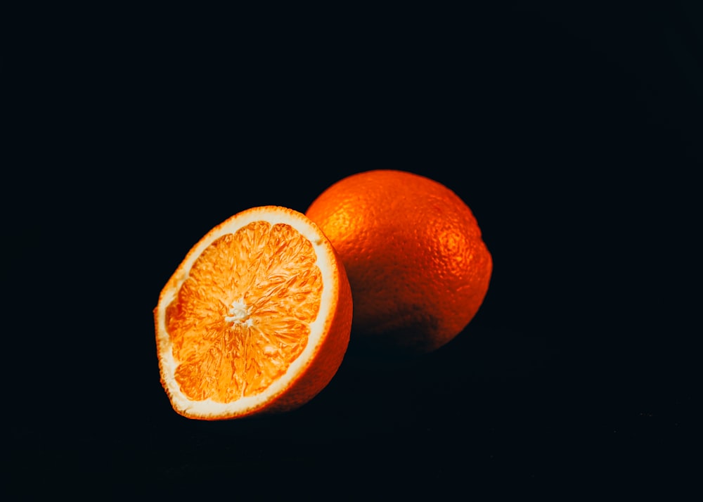 Fruit orange sur surface noire