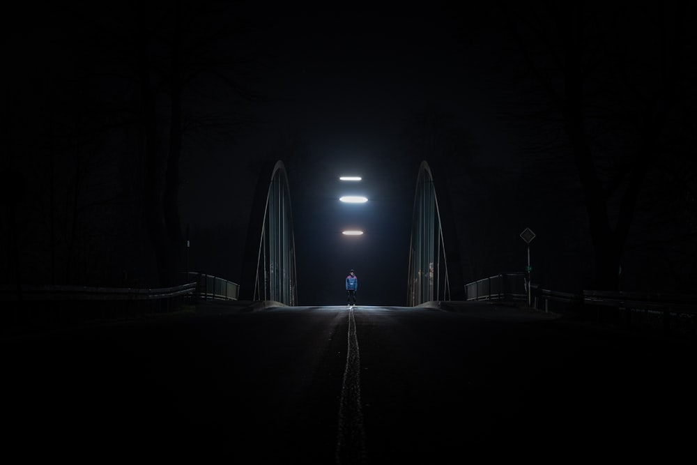 Persona que camina por la carretera durante la noche