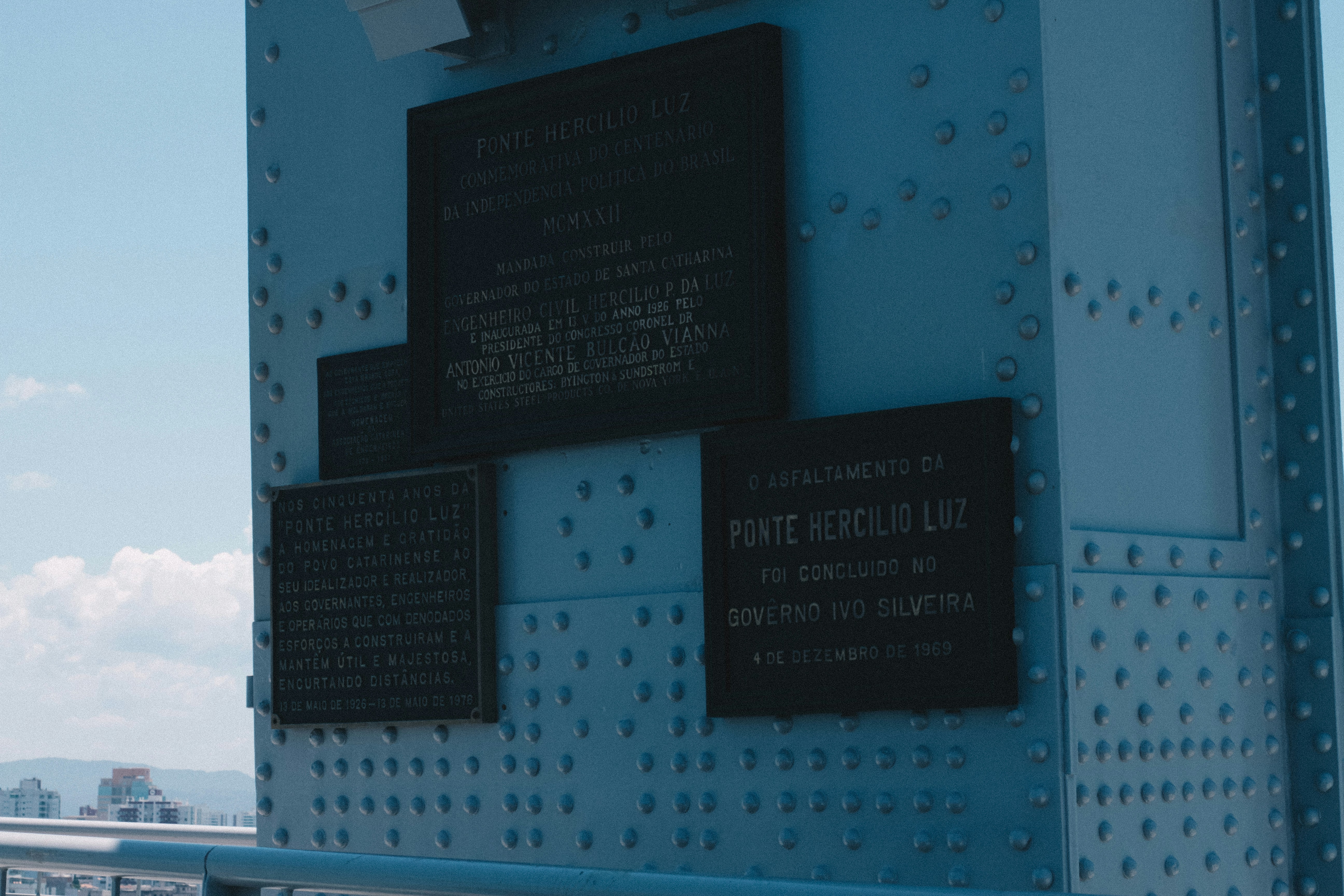 Review: Home Memorial Display Systems — Screens, Frames, and Voice (2026)